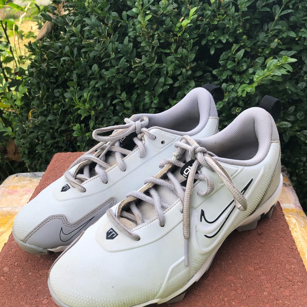 Nike Trout 9 Youth Boy’s White/Gray Athletic  Baseball Sneakers Size 6Y